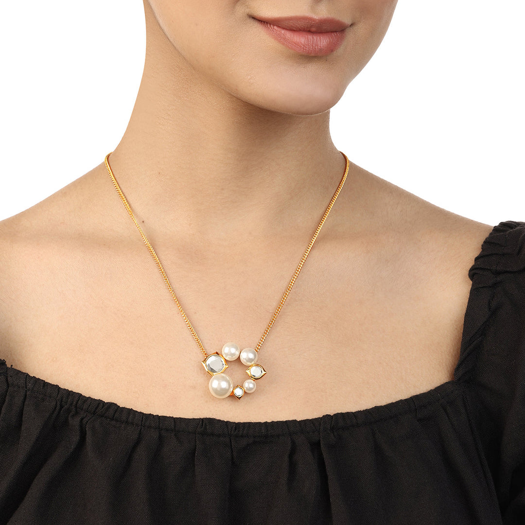 Perla Circle Necklace